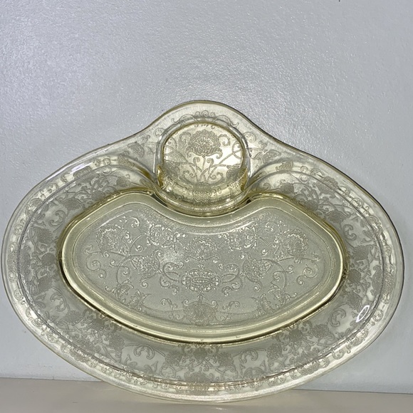 HAZEL ATLAS FLORENTINE #2 POPPY YELLOW 12" PLATTER with GRAVY BOAT INDENT—1930’s - Picture 1 of 10